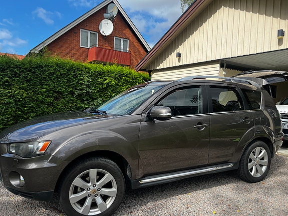 Mitsubishi Outlander 2 of 8