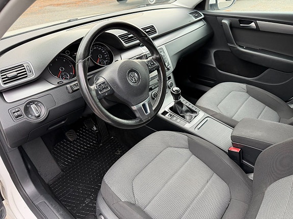 Volkswagen Passat 15 of 16