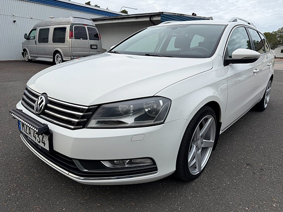 Volkswagen Passat 2 of 16
