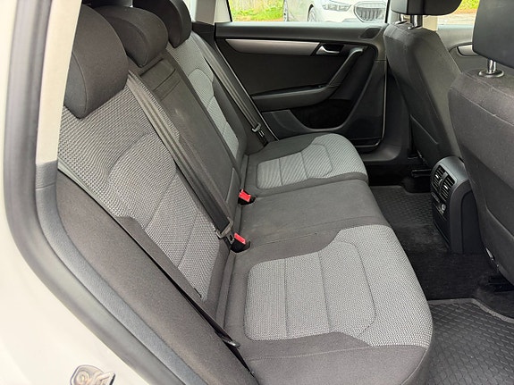 Volkswagen Passat 13 of 16