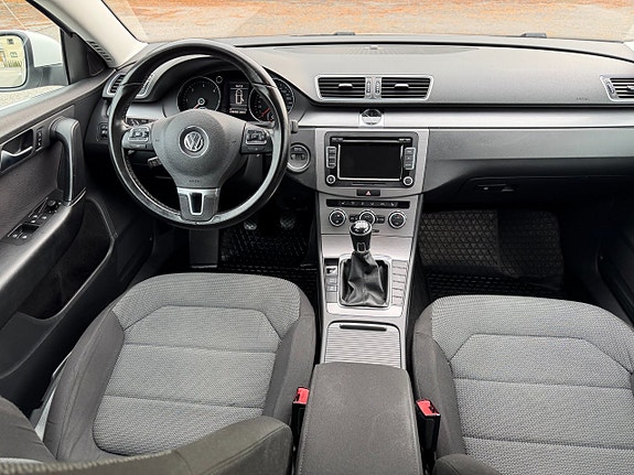 Volkswagen Passat 14 of 16