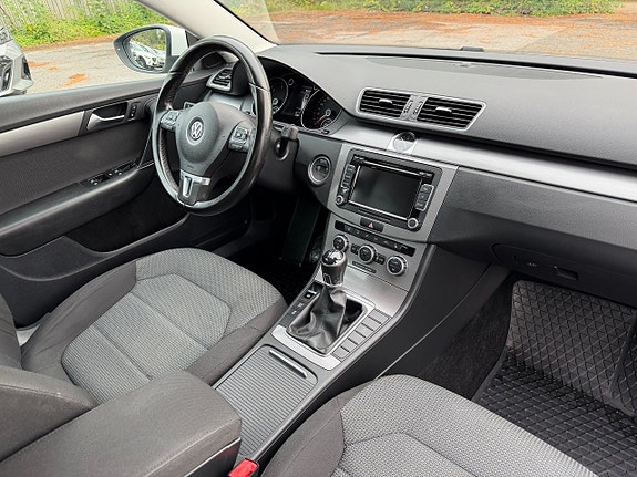Volkswagen Passat 12 of 16