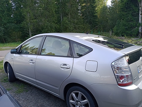 Toyota Prius 2 of 11