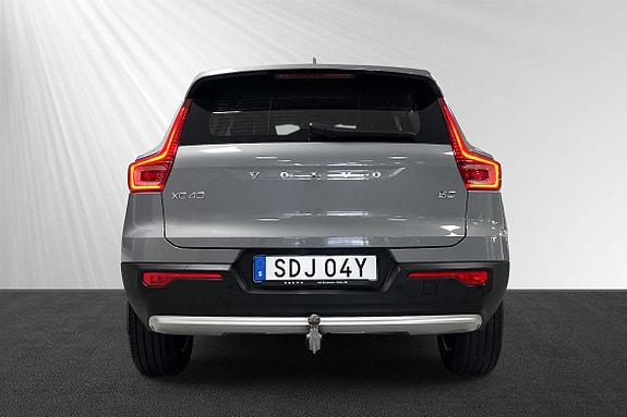 Volvo XC40 2 of 8