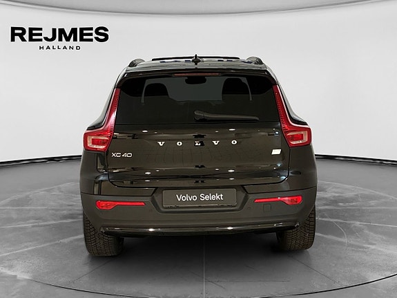 Volvo XC40 8 of 15