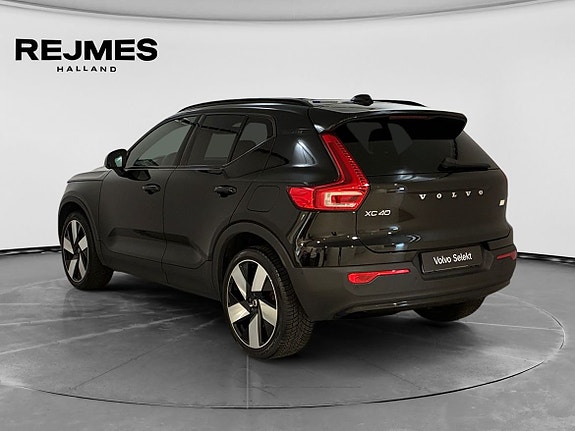 Volvo XC40 2 of 15