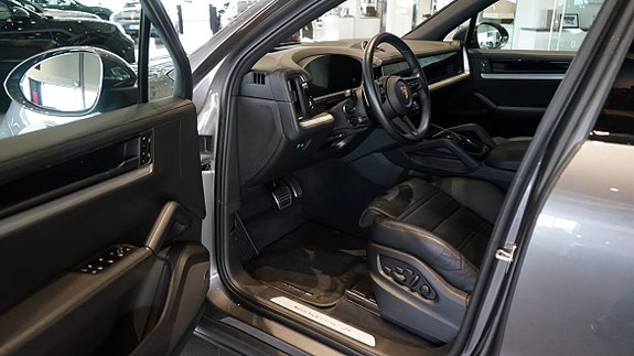 Porsche Cayenne S 4 of 6