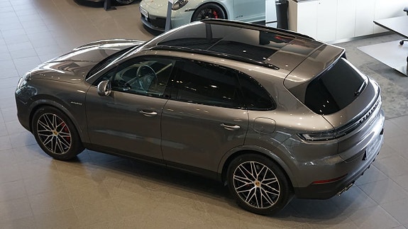Porsche Cayenne S 3 of 6