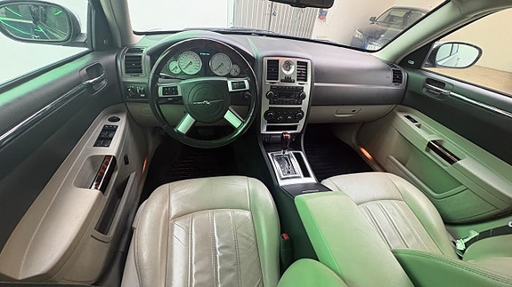 Chrysler 300C 14 of 19
