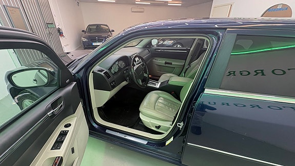 Chrysler 300C 13 of 19