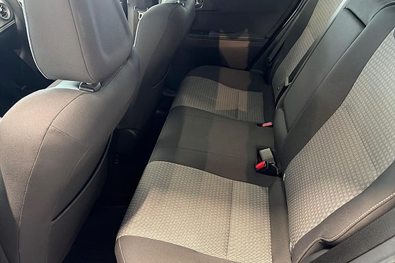 Toyota Auris 8 of 15