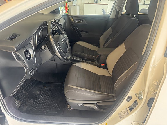 Toyota Auris 5 of 7