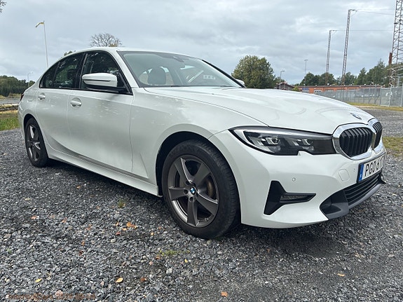 BMW 330e 4 of 19