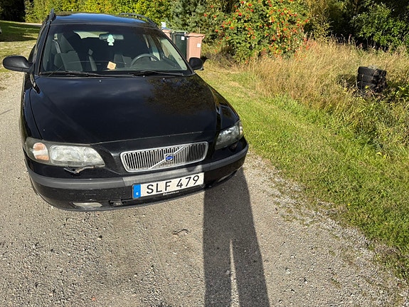 Volvo V70 2 of 5