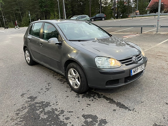 Volkswagen Golf V 2 of 8