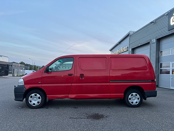 Toyota HiAce 4 of 9