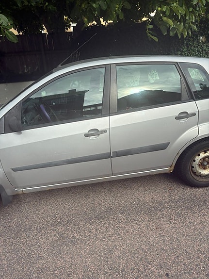 Ford Fiesta 4 of 5