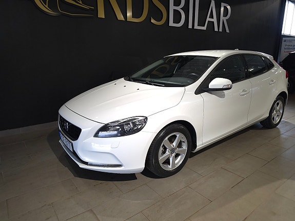 Volvo V40 2 of 12