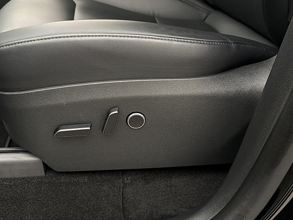 Tesla Model Y 17 of 30