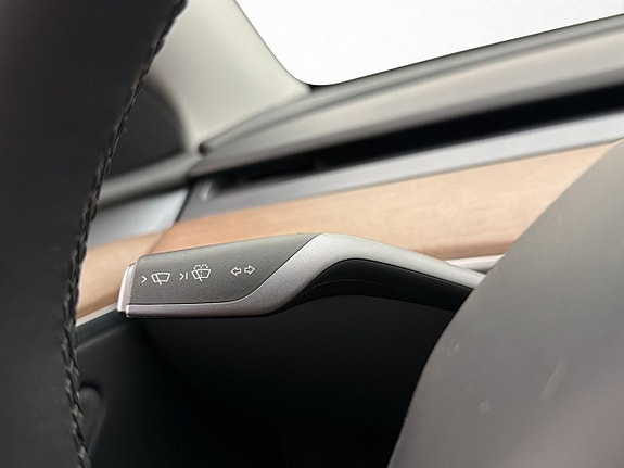 Tesla Model Y 26 of 30