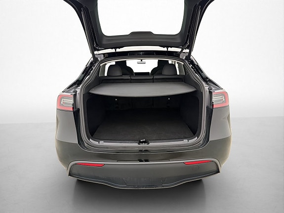 Tesla Model Y 10 of 30