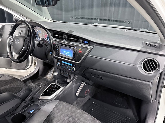 Toyota Auris 11 of 27