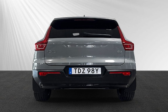 Volvo XC40 2 of 10