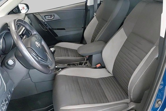 Toyota Auris 7 of 11