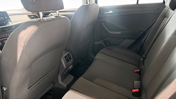 Volkswagen T-Roc 11 of 12