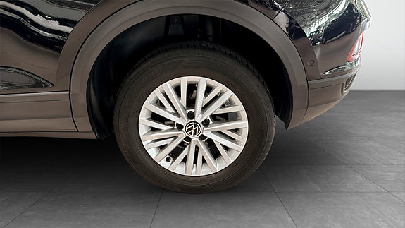 Volkswagen T-Roc 6 of 12