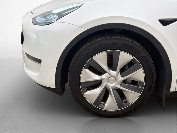 Tesla Model Y 28 of 30