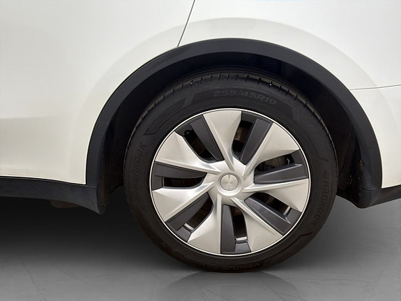 Tesla Model Y 29 of 30