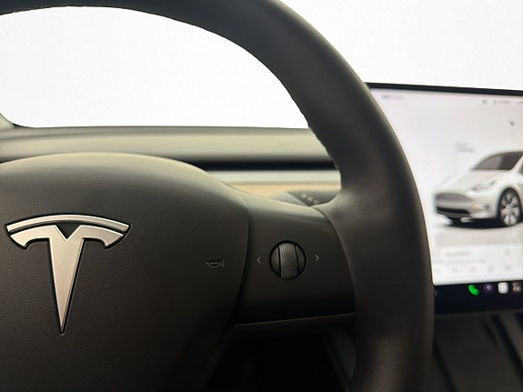 Tesla Model Y 20 of 30