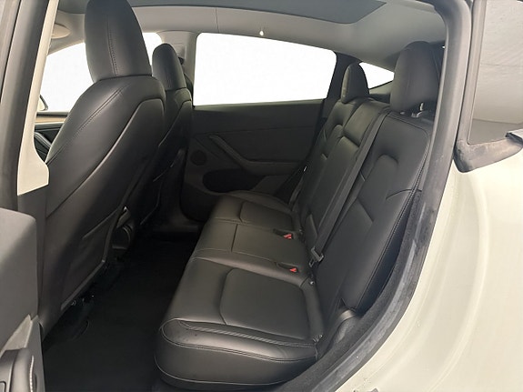 Tesla Model Y 17 of 30