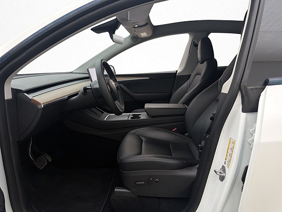 Tesla Model Y 13 of 30
