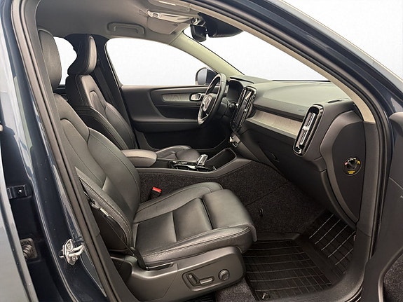 Volvo XC40 12 of 30