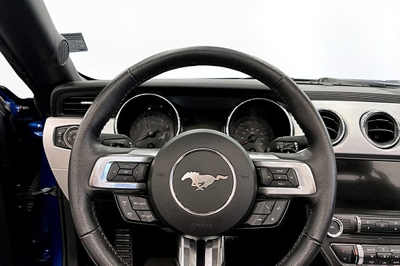 Ford Mustang 7 of 9
