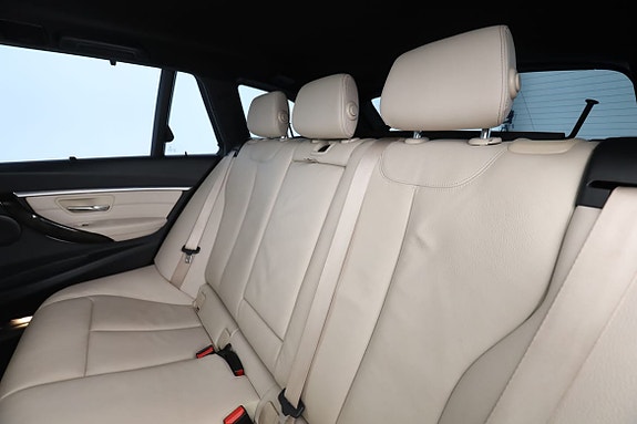 BMW 320i 15 of 30
