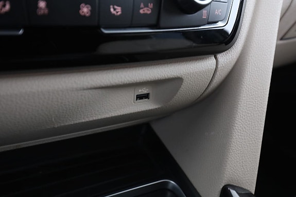 BMW 320i 26 of 30