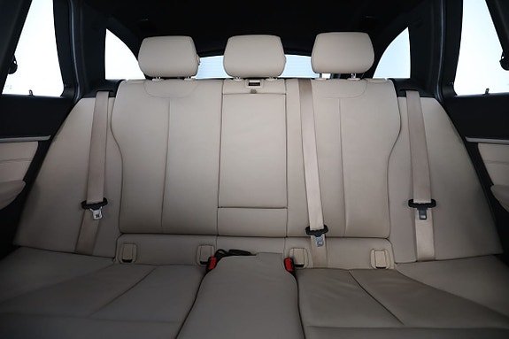 BMW 320i 16 of 30