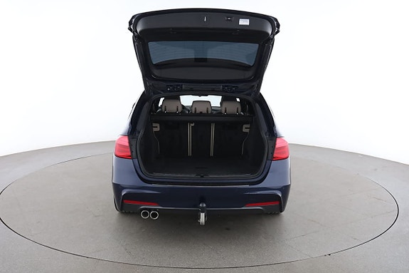 BMW 320i 17 of 30