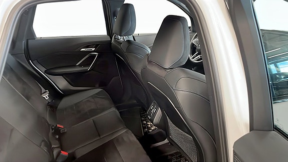 BMW iX1 4 of 9