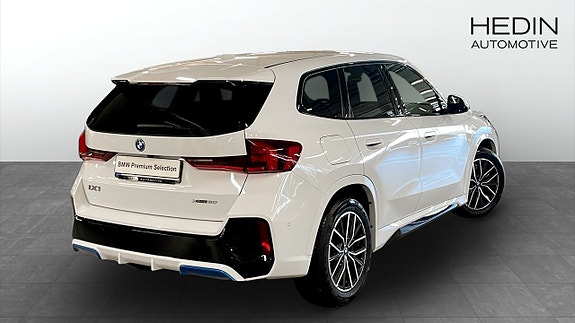 BMW iX1 2 of 9