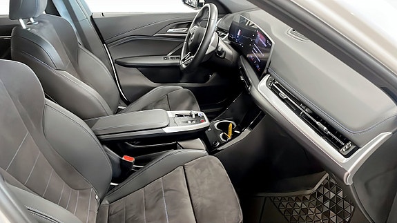 BMW iX1 3 of 9