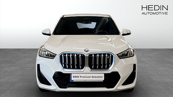 BMW iX1 8 of 9