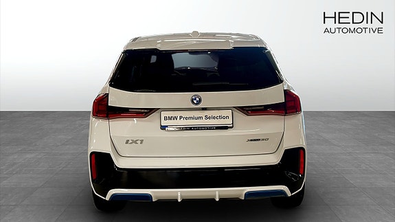 BMW iX1 7 of 9