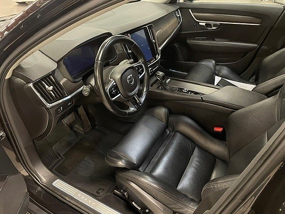Volvo V90 Cross Country 2 of 8