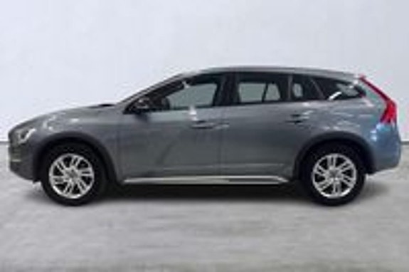 Volvo V60 Cross Country 2 of 9