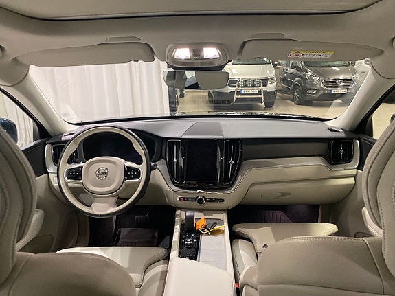 Volvo XC60 2 of 12