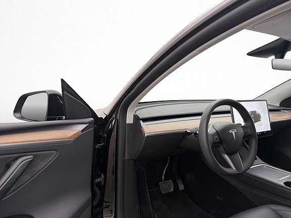 Tesla Model Y 9 of 29